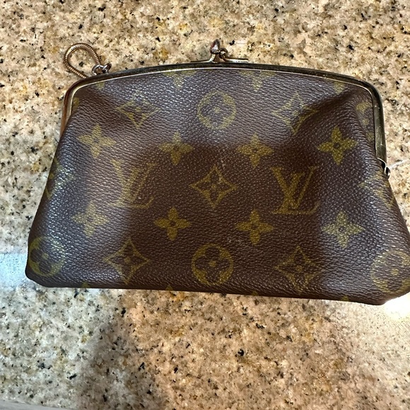 Vintage early - mid 80’s Louis Vuitton Kiss Lock Pouch - Picture 2 of 3